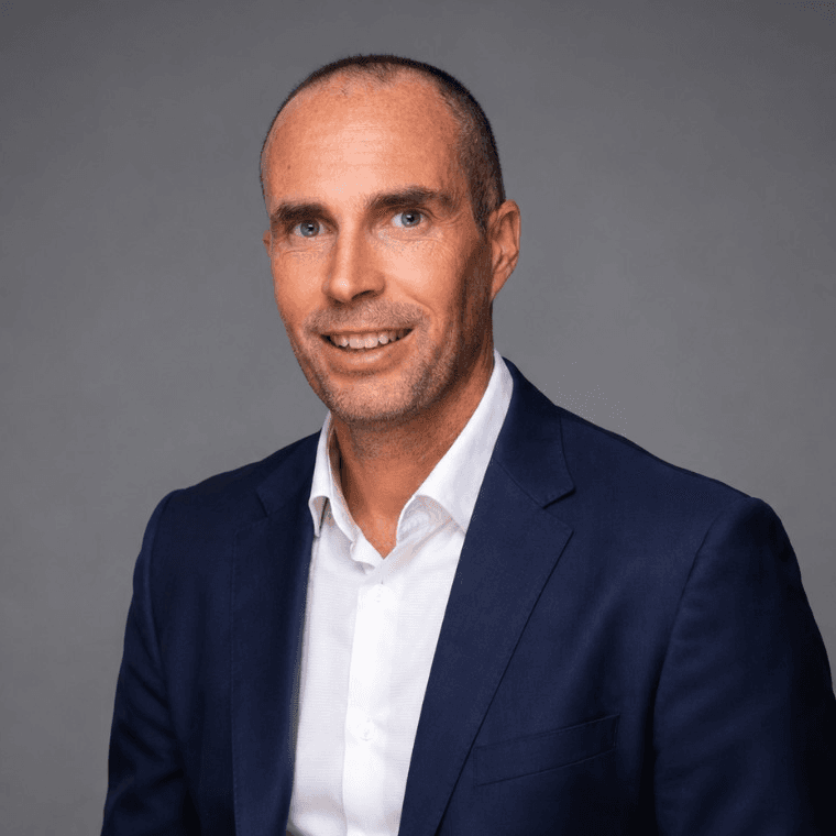 Portrait professionnel d’Antoine Chauvière, fondateur de Xten Partners, en veste bleu marine