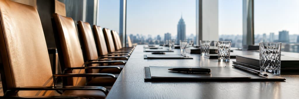 Salle de conseil, table de conseil et vue sur la ville